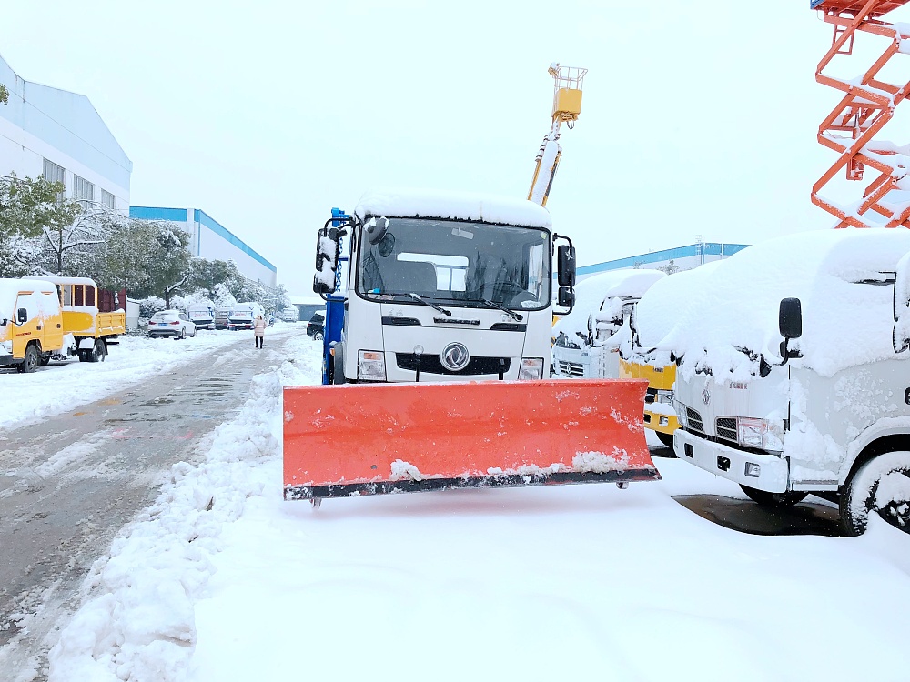 東風(fēng)T3擺臂垃圾車(chē)帶推雪鏟設(shè)備